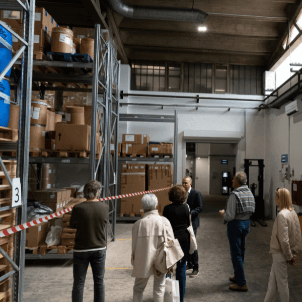 Zamestnanci Biostile vysvetľujú výrobný proces návštevníkom