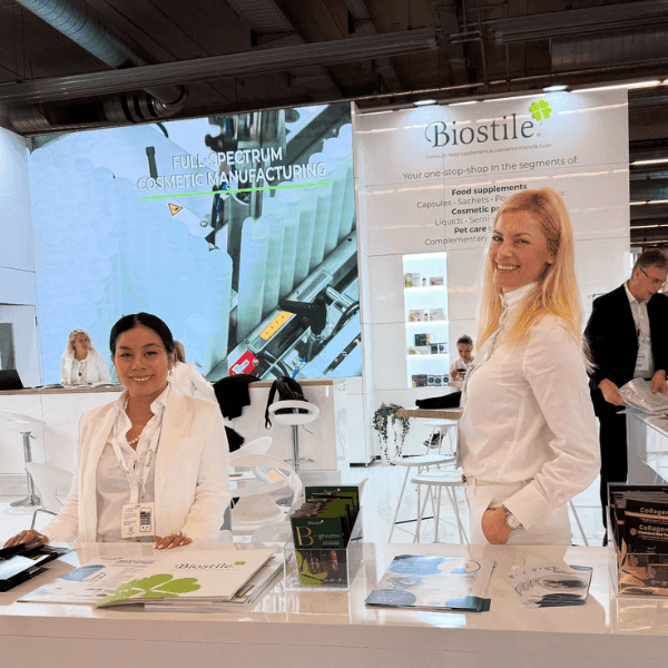 Stánok Biostile na CPHI Frankfurt 2025 – poradcovia pri pulte
